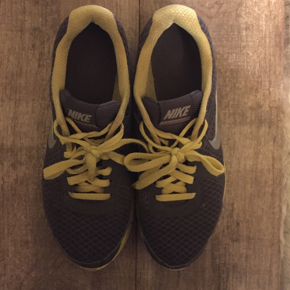 Nike Athletic Tennis Shoes in gray and yellow